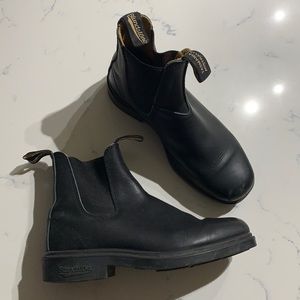 rustic black chisel toe blundstone